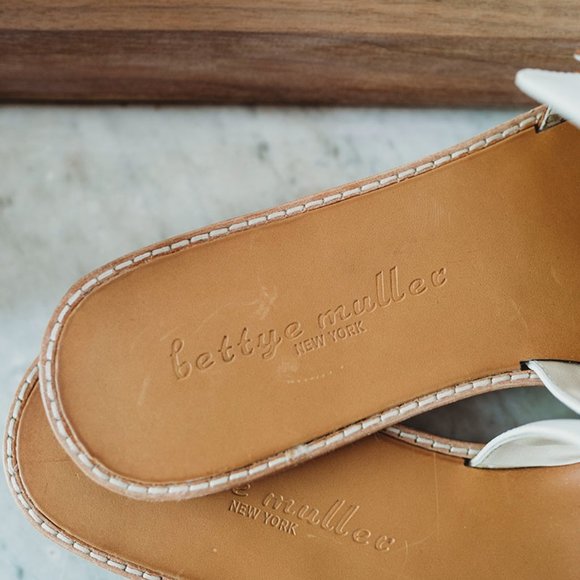 Bettye Muller New York Karson Flat Buckle Sandals sz 10 M Leather Retailed $199 - Picture 2 of 4